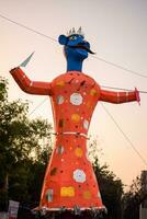 ravnans essere acceso durante dussera Festival a ramleela terra nel delhi, India, grande statua di ravana per ottenere fuoco durante il giusto di dussera per celebrare il vittoria di verità di signore rama foto