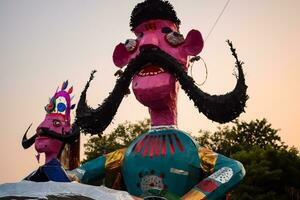 ravnans essere acceso durante dussera Festival a ramleela terra nel delhi, India, grande statua di ravana per ottenere fuoco durante il giusto di dussera per celebrare il vittoria di verità di signore rama foto