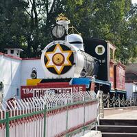 Katgodam, uttarakhand, India, settembre 25 2023 - indiano treno diesel locomotiva motore a kathgodam ferrovia stazione durante il giorno volta, kathgodam shatabdi treno diesel locomotiva motore foto