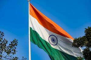 sventolando la bandiera indiana, bandiera dell'india, bandiera indiana che svolazza in alto a connaught place con orgoglio nel cielo blu, bandiera indiana, har ghar tiranga, sventolando la bandiera indiana foto