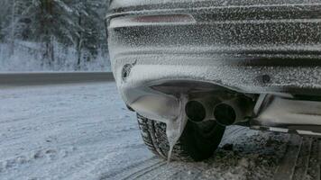 ai generato inverno rischio nevoso auto scarico ghiaccioli foto