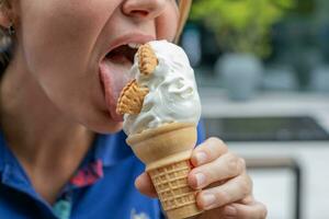 ai generato indulgere nel dolce vaniglia ghiaccio crema foto