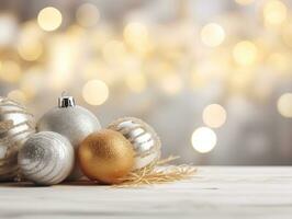 nuovo anni palle con i fiocchi di neve su il tavolo nel oro e argento colori foto