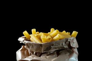 fresco penne rigate maccheroni pasta nel un' carta Borsa foto