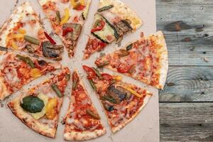 gustoso grigliato verdura Pizza cucinato con ingredienti su di legno sfondo foto