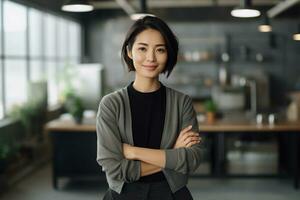 ai generato attraente manager asiatico donna d'affari Amministratore delegato fiducioso in piedi nel davanti di moderno ufficio foto