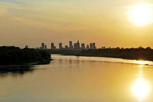 fiume nel il città nel a colorato tramonto nel il sfondo foto