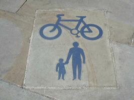 bicicletta e pedone la zona cartello foto