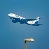 nuovo delhi, India, dicembre 25 2023 - indaco airbus a320 prendere via a partire dal indra gandhi internazionale aeroporto delhi, indaco domestico aereo volante nel il blu cielo durante giorno tempo foto