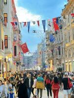 16 di aprile 2023 - Istanbul, tacchino - città vita, il persone su istiklal pedone strada foto