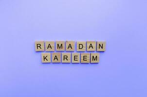 marzo 22 - aprile 21, Ramadan, un' minimalista bandiera con un iscrizione nel di legno lettere foto