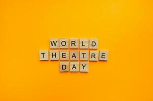 su marzo 27, mondo Teatro giorno, un' minimalista bandiera con un iscrizione nel di legno lettere foto