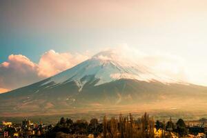 fuji montagna con tramonto paesaggio, fuji montagna a Kawaguchiko lago, Giappone foto