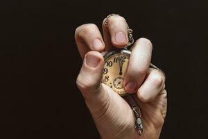 orologio mostrando tempo nel mano per attività commerciale concetto o motivante tema foto