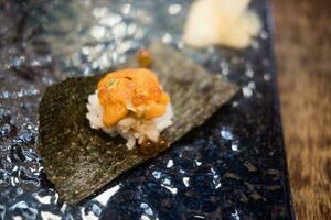 gustoso uni giapponese mare riccio con riso e alga marina foto