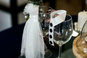 vino bicchiere decorazione con indossare Abiti di sposa e sposo. foto