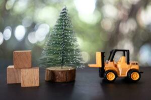 carrello elevatore a forca giocattolo modello pronto per mossa Natale albero. foto