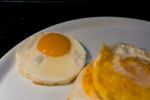 fritte uovo o tuorlo su bianca piatto per prima colazione nel il mattina a Hotel o ricorrere. foto