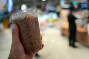 ghiacciato moca caffè contro sfocatura Immagine di Dipartimento memorizzare sfondo. foto