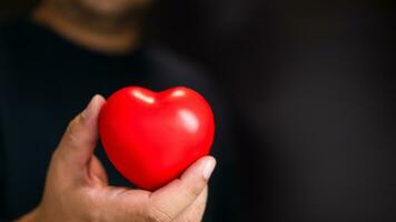 uomo mano dare rosso cuore per amore foto