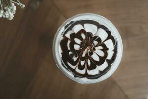 ghiacciato moca caffè. caffè espresso caffè misto cioccolato. arte su latte schiuma su superiore nel bar. foto