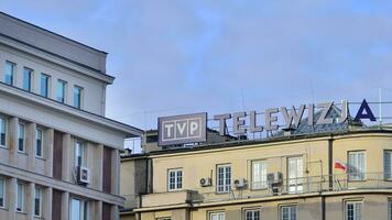 varsavia, Polonia. 29 dicembre 2023. segnaletica su il edificio facciata. tvp telewizja polska . il pubblico emittente logo. foto