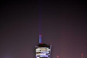 Visualizza di a notte bicchiere edifici e moderno attività commerciale grattacieli,. Visualizza di moderno grattacieli e attività commerciale edifici nel centro. grande città a notte. foto