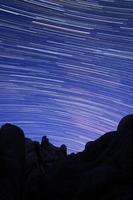 lunga esposizione sulle rocce del parco di joshua tree foto