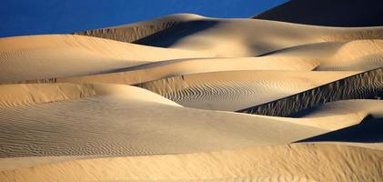 bellissime formazioni di dune di sabbia nella valle della morte in California foto