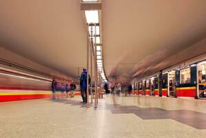 veloce movimento di la metropolitana treno. lungo esposizione di un' passando per passeggeri treno. nel movimento foto