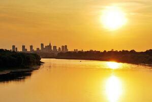 fiume nel il città nel a colorato tramonto nel il sfondo foto