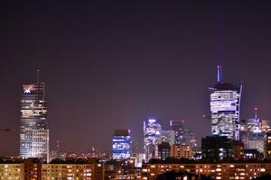 Visualizza di a notte bicchiere edifici e moderno attività commerciale grattacieli,. Visualizza di moderno grattacieli e attività commerciale edifici nel centro. grande città a notte. foto