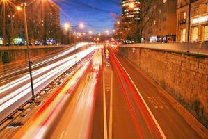 leggero striature e tracce di movimento nel il città foto