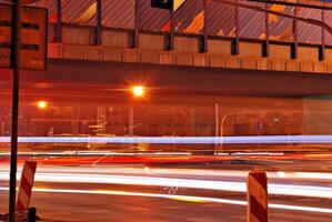 vagabondo auto con sfocatura leggero attraverso città a notte foto