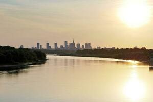 fiume nel il città nel a colorato tramonto nel il sfondo foto