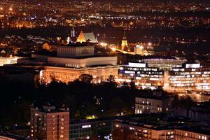 Visualizza di a notte bicchiere edifici e moderno attività commerciale grattacieli. Visualizza di moderno grattacieli e attività commerciale edifici nel centro. grande città a notte. foto