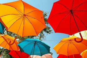 colorato ombrelli sfondo. colorato ombrelli nel il cielo. strada decorazione. foto
