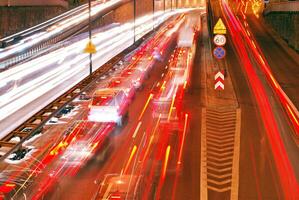 leggero striature e tracce di movimento nel il città foto