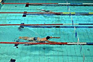 nuotare in piscina foto