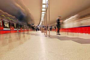 veloce movimento di la metropolitana treno. lungo esposizione di un' passando per passeggeri treno. nel movimento foto
