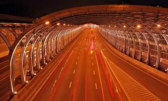 macchine su strada. città strada luci a notte. foto