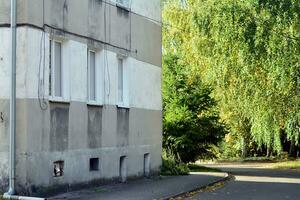 vecchio città edifici nel un' piccolo cittadina. foto