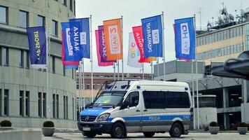 varsavia, Polonia. 29 dicembre 2023. polizia auto parcheggiata al di fuori davanti di tvp costruzione. foto