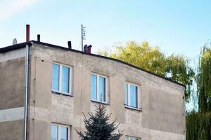 vecchio città edifici nel un' piccolo cittadina. foto