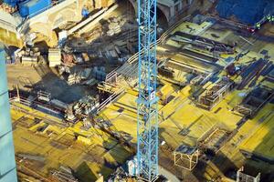 alto salire edificio sotto costruzione. installazione di bicchiere facciata pannelli su un' rinforzata calcestruzzo struttura. foto