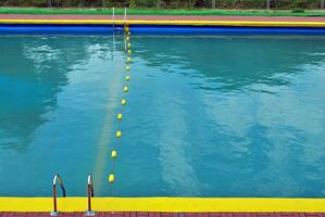 acqua blu strappata in piscina foto