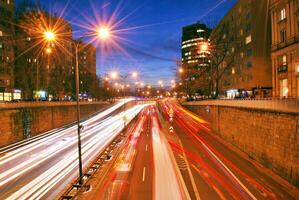 leggero striature e tracce di movimento nel il città foto