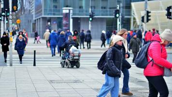 varsavia, Polonia. 29 dicembre 2023. folla di persone attraversamento strada su traffico leggero zebra nel il città a corsa ora. stile di vita nel un' grande città nel europa. foto