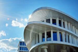 astratto avvicinamento di il rivestito di vetro facciata di un' moderno edificio coperto nel riflessivo piatto bicchiere. architettura astratto sfondo. bicchiere parete e facciata dettaglio. foto