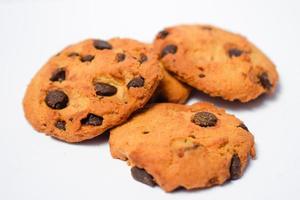 Biscotti rotondi al cioccolato su sfondo bianco isolato, primo piano di un piatto di pane biscotto con sfondo bianco foto